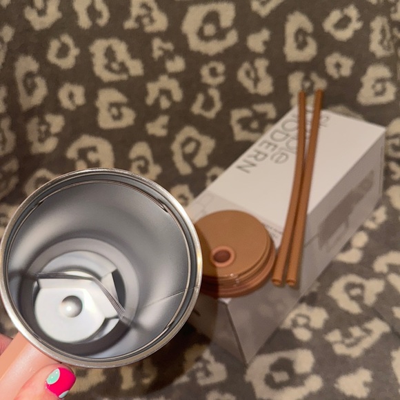 New Simple Modern 40oz TREK Tumbler in Redwood 😍 - Picture 7 of 17